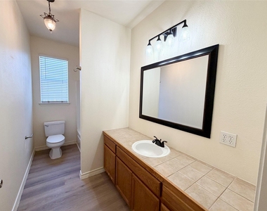 200 Sandstone Dr - Photo Thumbnail 4