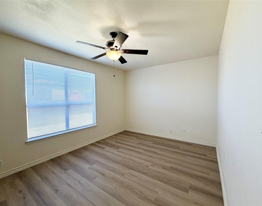 200 Sandstone Dr - Photo Thumbnail 5