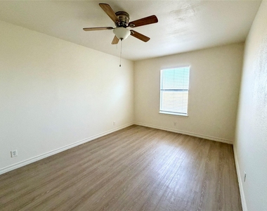 200 Sandstone Dr - Photo Thumbnail 6