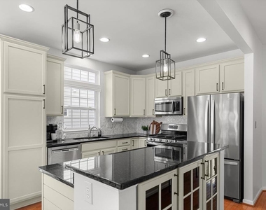 301 Adelaide Drive - Photo Thumbnail 9