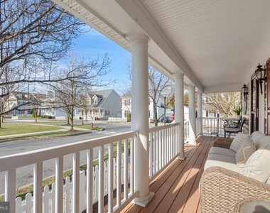 301 Adelaide Drive - Photo Thumbnail 2