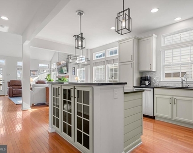 301 Adelaide Drive - Photo Thumbnail 10
