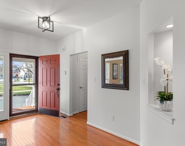 301 Adelaide Drive - Photo Thumbnail 5
