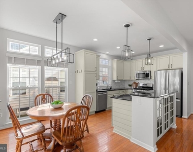 301 Adelaide Drive - Photo Thumbnail 15