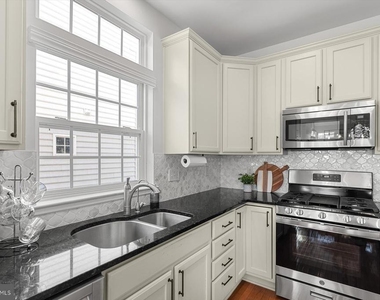301 Adelaide Drive - Photo Thumbnail 12