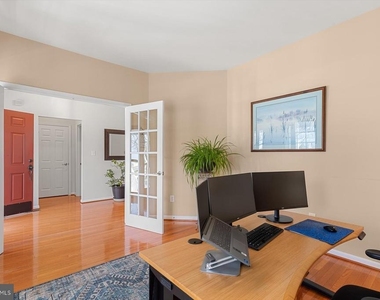 301 Adelaide Drive - Photo Thumbnail 6