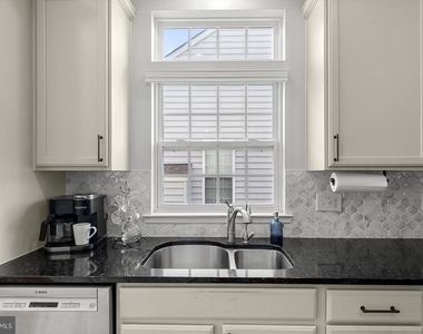 301 Adelaide Drive - Photo Thumbnail 14