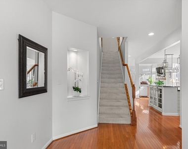 301 Adelaide Drive - Photo Thumbnail 8