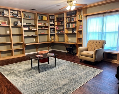 209 Oak Crest Ln - Photo Thumbnail 1