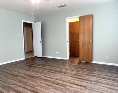 209 Oak Crest Ln - Photo Thumbnail 3