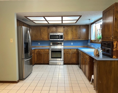 209 Oak Crest Ln - Photo Thumbnail 7