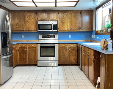 209 Oak Crest Ln - Photo Thumbnail 8