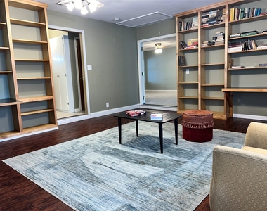 209 Oak Crest Ln - Photo Thumbnail 10
