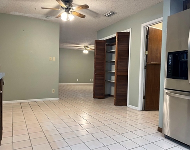 209 Oak Crest Ln - Photo Thumbnail 9
