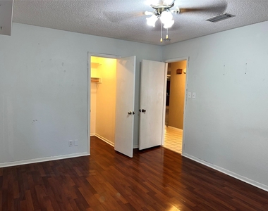 209 Oak Crest Ln - Photo Thumbnail 6