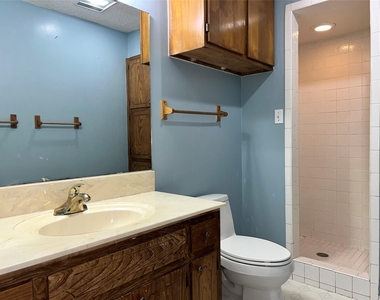 209 Oak Crest Ln - Photo Thumbnail 4