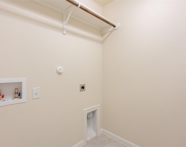 13101 Foreston Dr - Photo Thumbnail 12