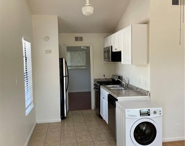 1010 W 23rd St - Photo Thumbnail 2