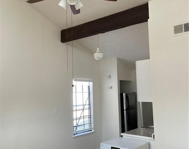 1010 W 23rd St - Photo Thumbnail 4