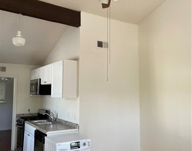 1010 W 23rd St - Photo Thumbnail 3