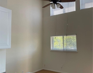 1010 W 23rd St - Photo Thumbnail 1