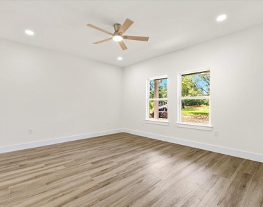 109 Clear Spring St - Photo Thumbnail 5