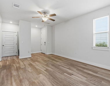 7105 Silver Star Ln - Photo Thumbnail 3