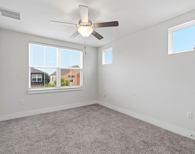 7105 Silver Star Ln - Photo Thumbnail 12