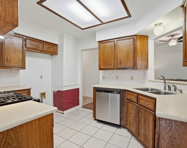 306 Woodstone Dr - Photo Thumbnail 14