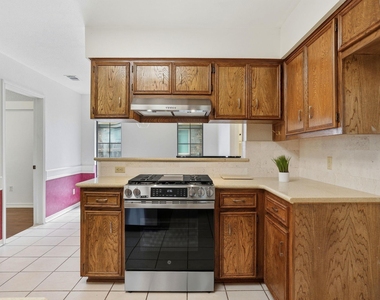 306 Woodstone Dr - Photo Thumbnail 13