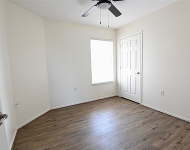 5820 Angel Dr - Photo Thumbnail 9