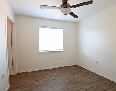 5820 Angel Dr - Photo Thumbnail 11