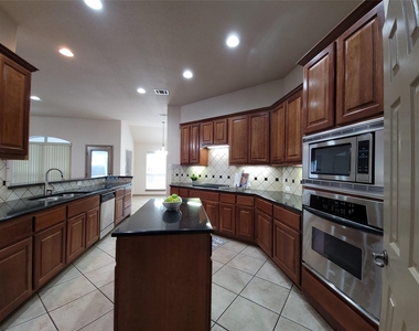 10028 Lisi Anne Dr - Photo Thumbnail 14