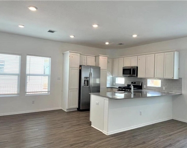 1424 Linwood St - Photo Thumbnail 5