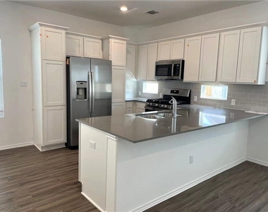 1424 Linwood St - Photo Thumbnail 2