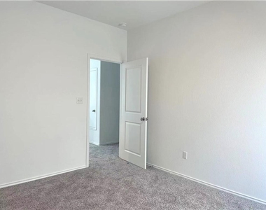 1424 Linwood St - Photo Thumbnail 14