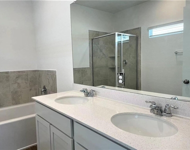 1424 Linwood St - Photo Thumbnail 8