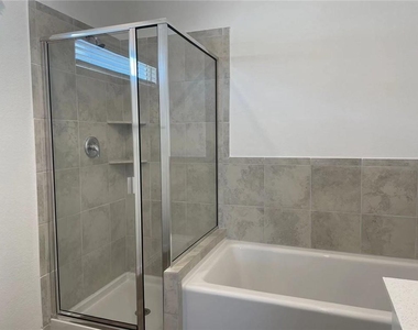 1424 Linwood St - Photo Thumbnail 9