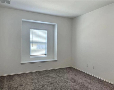 1424 Linwood St - Photo Thumbnail 10
