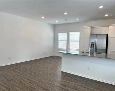 1424 Linwood St - Photo Thumbnail 6