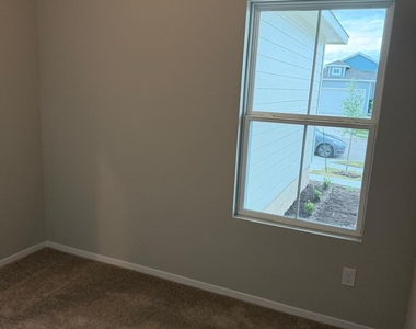 2615 Derwent Dr - Photo Thumbnail 12