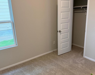 2615 Derwent Dr - Photo Thumbnail 9