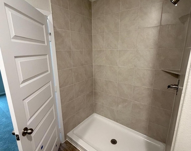 2615 Derwent Dr - Photo Thumbnail 18