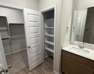 2615 Derwent Dr - Photo Thumbnail 5