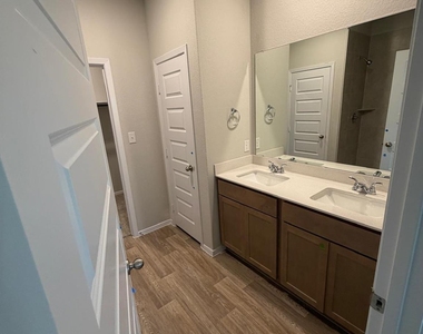 2615 Derwent Dr - Photo Thumbnail 17