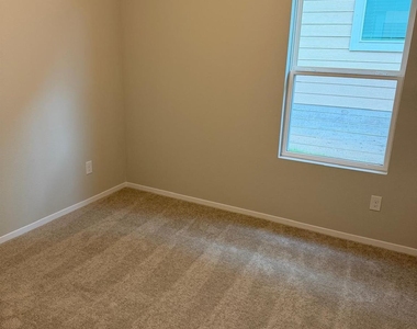 2615 Derwent Dr - Photo Thumbnail 13