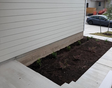 2615 Derwent Dr - Photo Thumbnail 3