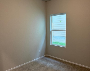 2615 Derwent Dr - Photo Thumbnail 8