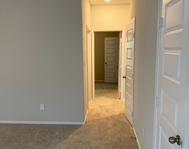 2615 Derwent Dr - Photo Thumbnail 6