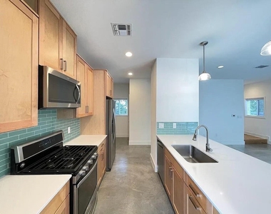 2101 Montopolis Dr - Photo Thumbnail 1